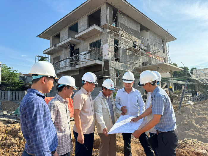 Chu dau tu va don vi thi cong thuong xuyen giam sat, day nhanh tien do cong trinh Ky tuc xa Truong Chinh tri tinh (giai doan 2) - noi lam cho o cho can bo tinh Kon Tum ve Quang Ngai lam viec . Anh: Vien Nguyen