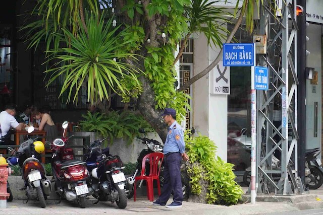 The inspection agency discovered that many security companies in Khanh Hoa employ untrained workers. Photo: Huu Long