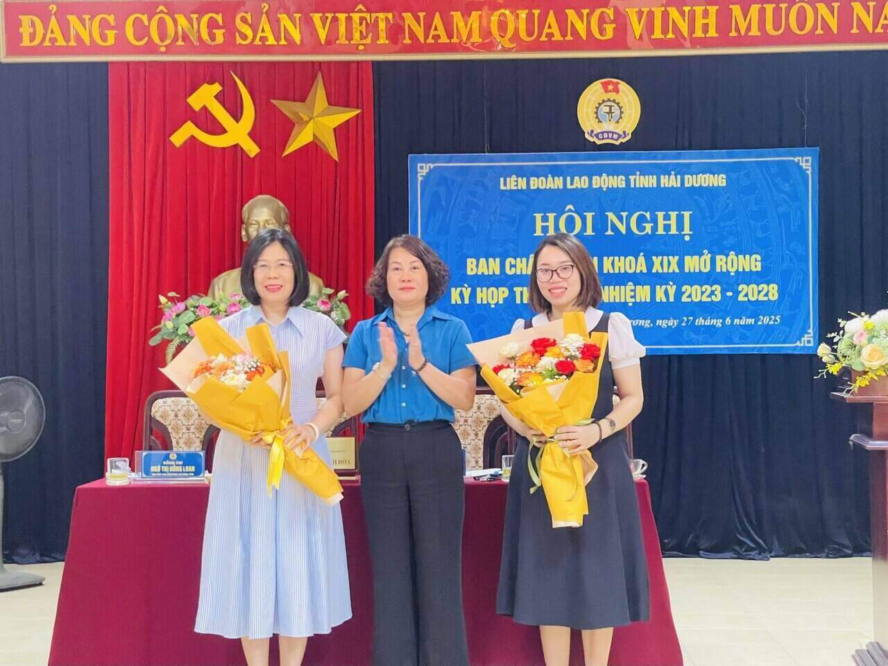 Ba Ngo Thi Thanh Hoa - Chu tich LDLD tinh Hai Duong tang hoa chia tay can bo Cong doan chuyen trach chuyen cong tac. Anh: Mai Huong