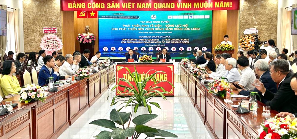 Dai bieu tham gia buoi toa dam. Anh: Ngoc Mai