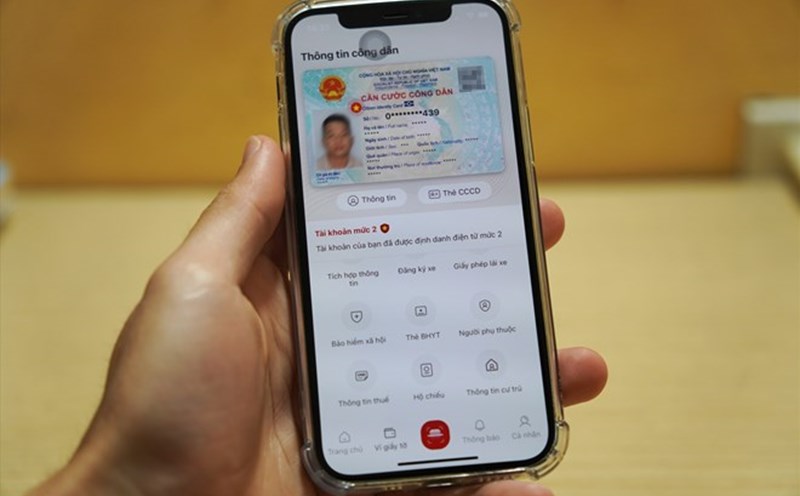 The temporary suspension of receiving applications for issuing ID cards and electronic identification documents is from June 27-30. Photo: Huu Chanh
