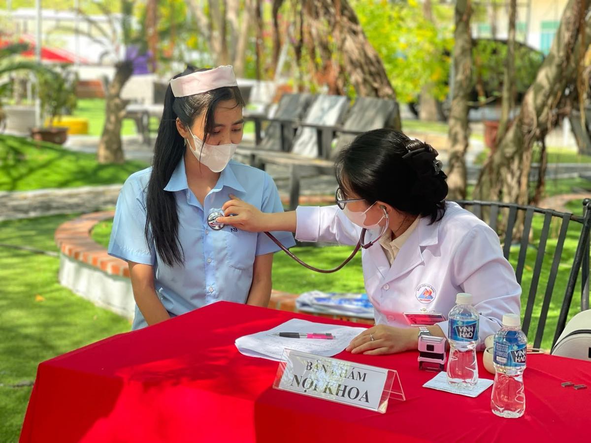 Cong nhan duoc kham suc khoe ngay tai noi lam viec. Anh: Nguyen Hoa
