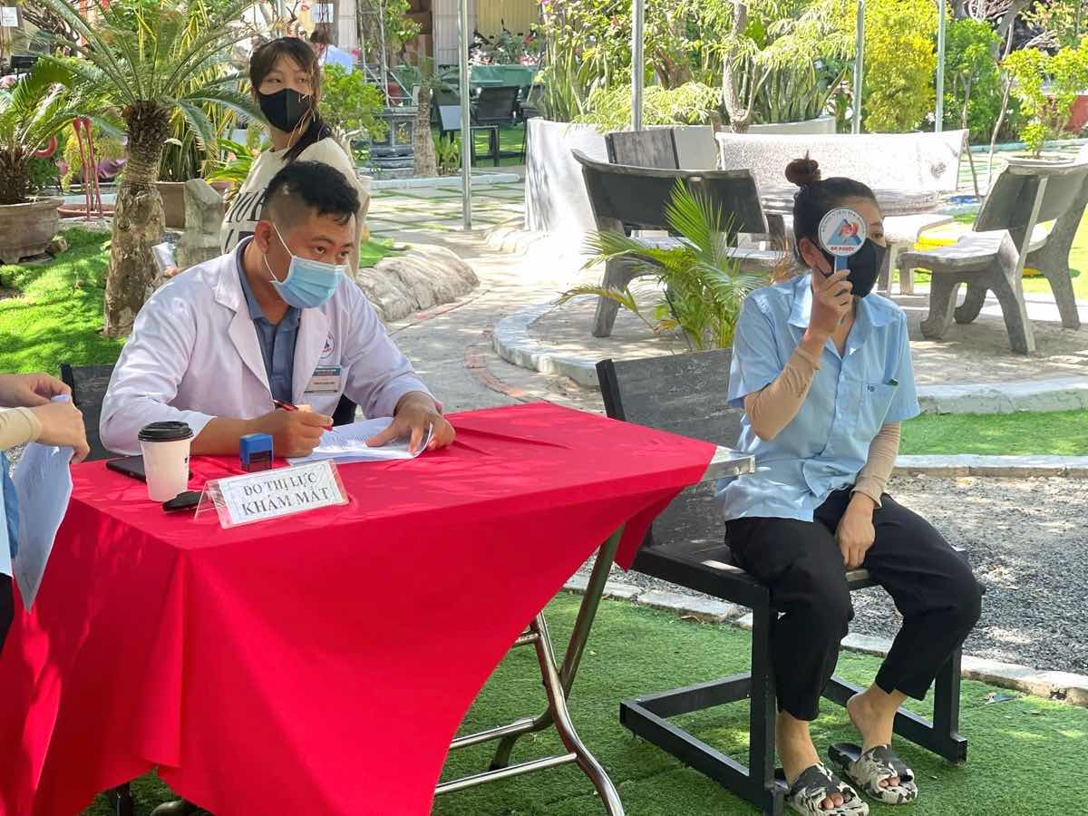 Kham suc khoe dinh ki giup cong nhan yen tam hon de lao dong. Anh: Nguyen Hoa