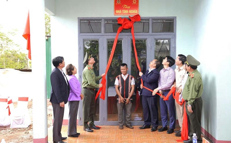 Leaders of the Ministry of Public Security and leaders of Gia Lai province organized the handover of a gratitude house to support Mr. Hyon's family. Photo: Le Anh