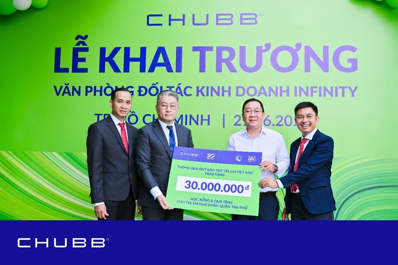 Dai dien Chubb Life Viet Nam trao tang 30 trieu dong hoc bong va qua tang cho tre em co hoan canh kho khan tai quan Tan Phu nhan dip khai truong tai moi Van phong Doi tac Kinh doanh Infinity TP.HCM. Anh: Chubb Life Viet Nam
