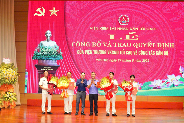 Trao quyết định bổ nhiệm 4 Phó Viện trưởng VKSND tỉnh Lào Cai mới. Ảnh: Nguyên Đức