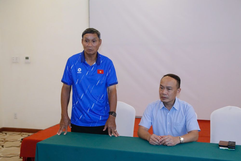 Huan luyen vien Mai Duc Chung bao cao tinh hinh cua doi tuyen nu Viet Nam. Anh: VFF