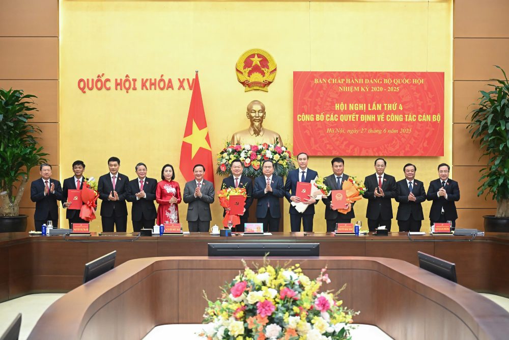 Politburo member and National Assembly Chairman Tran Thanh Man presented the decision and Vice Chairman of the National Assembly Nguyen Khac Dinh presented congratulatory flowers to the personnel. Photo: Vu Hieu