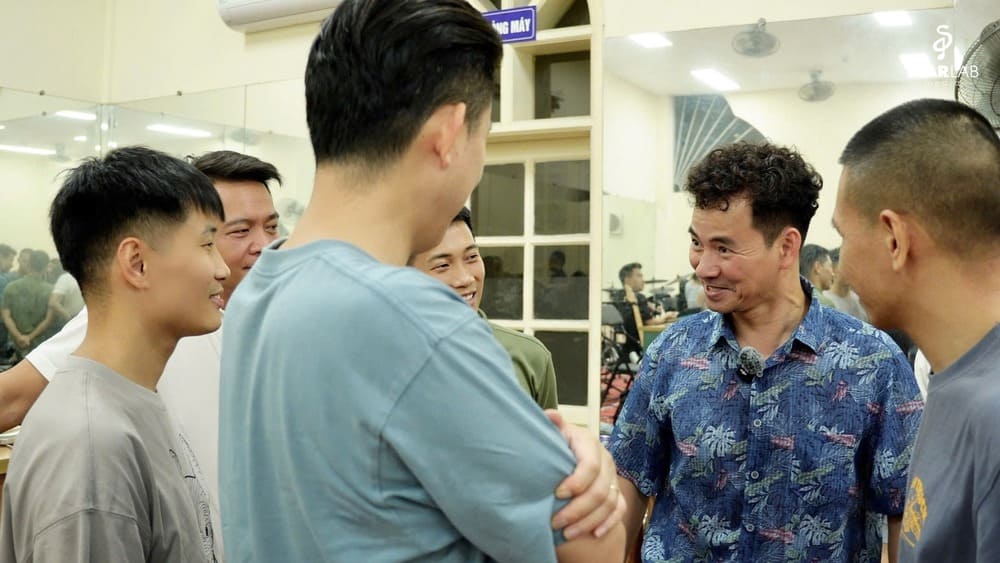 NSND Xuan Bac trao doi voi nhom nhac Oplus trong buoi tong duyet vo kich. Anh: Nhan vat cung cap