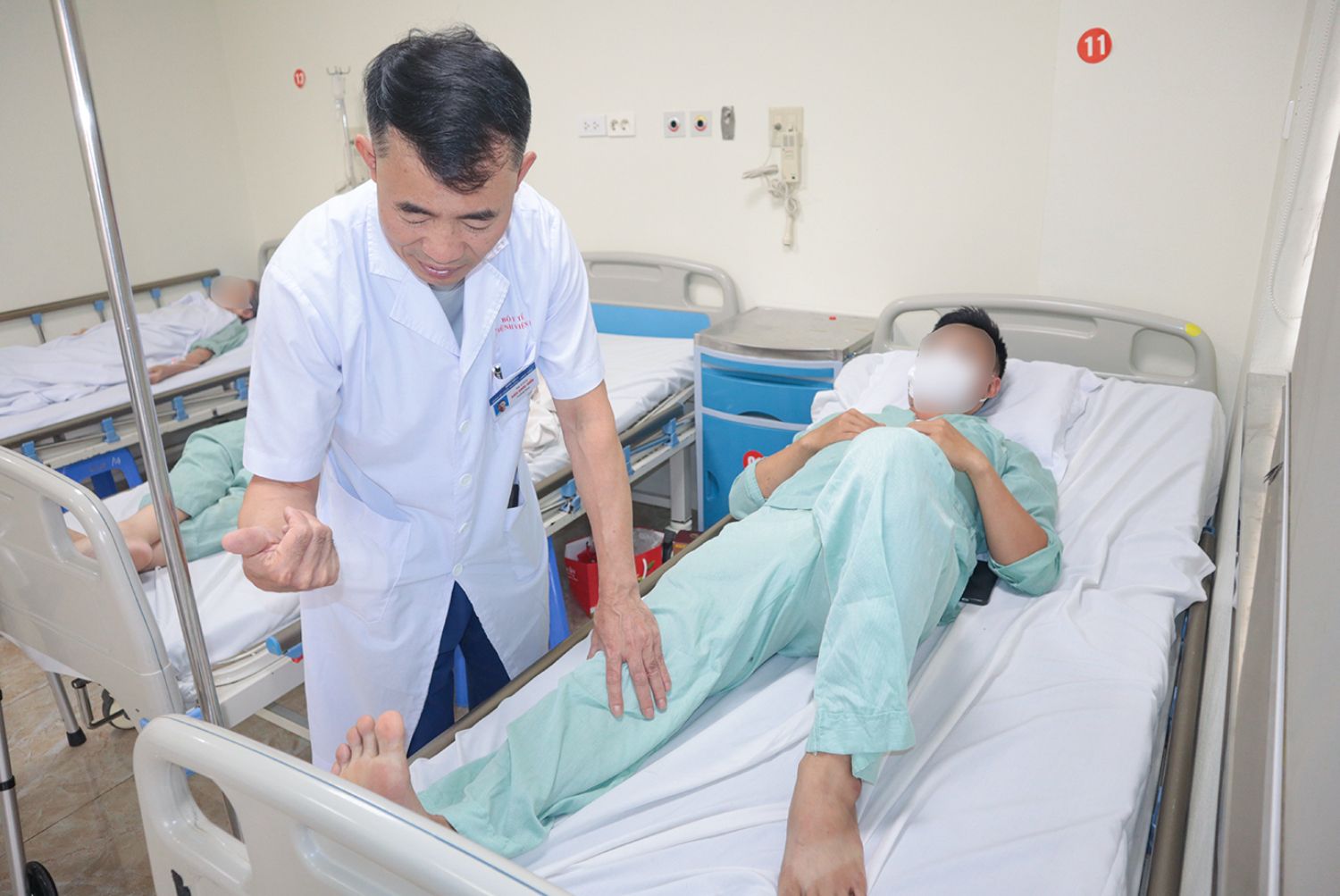 The doctor examined the man who suffered multiple slash marks on his buttocks while operating a spraying machine. Photo: BVCC