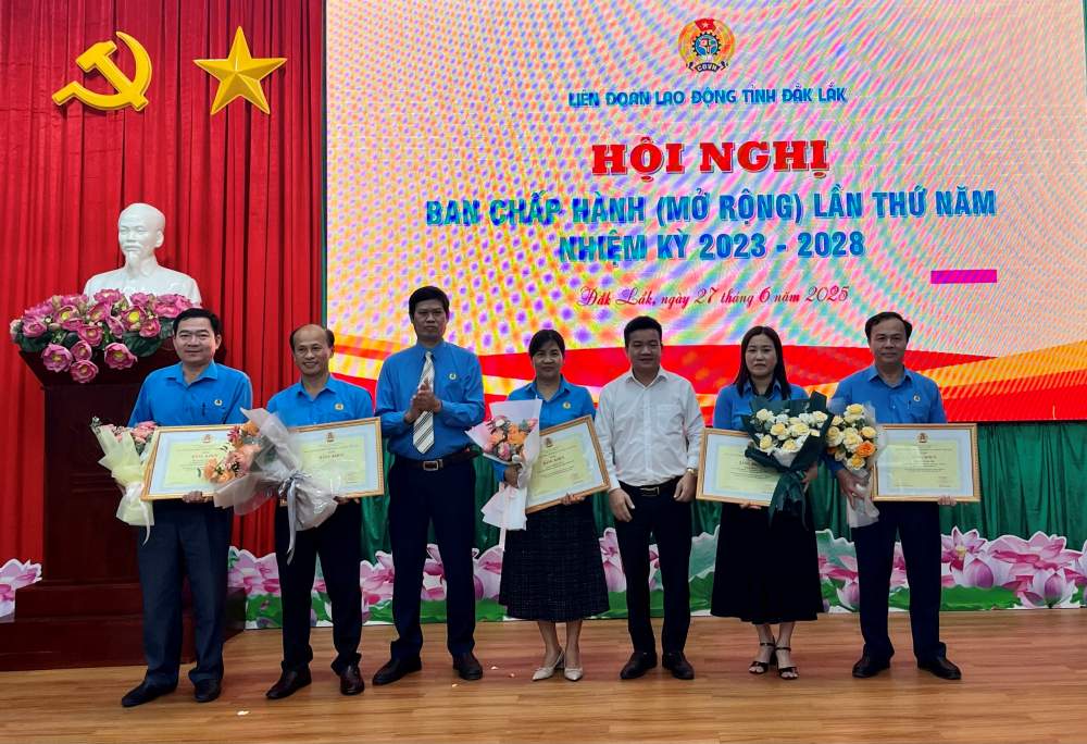 La Federation provinciale du travail remet des certificats de merite a 5 individus ayant obtenu d'excellents resultats dans le mouvement de competition pour les bons travailleurs et la construction d'une organisation syndicale forte en 2024. Photo : Chi Long