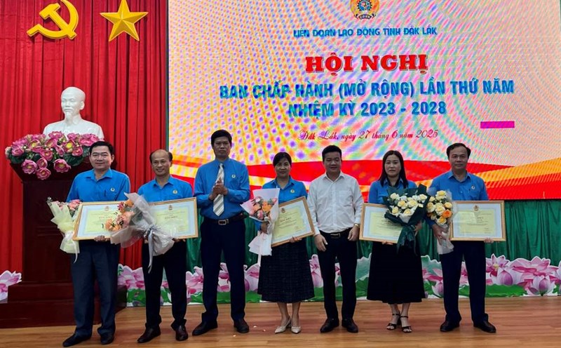 The Provincial Federation of Labor awarded Certificates of Merit to 5 individuals with outstanding achievements in the emulation movement for good labor and building a strong trade union organization in 2024. Photo: Chi Long