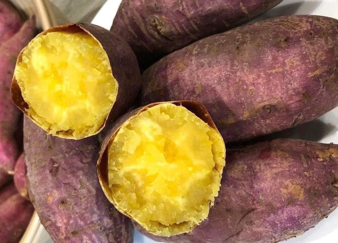 People with kidney failure need to pay attention to some points when drinking coconut water, including not drinking coconut water with eating sweet potatoes at the same time. Photo: Kieu Vu