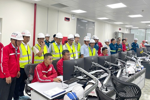 Synchronizing Nhon Trach 4 Power Plant successfully to the national grid. Photo: Duy Tinh