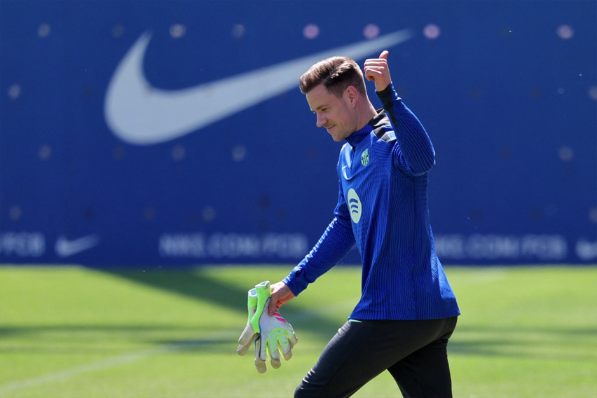 Marc-Andre Ter Stegen se doi gap mat Hansi Flick de trao doi ve tuong lai tai san Camp Nou. Anh: AFP