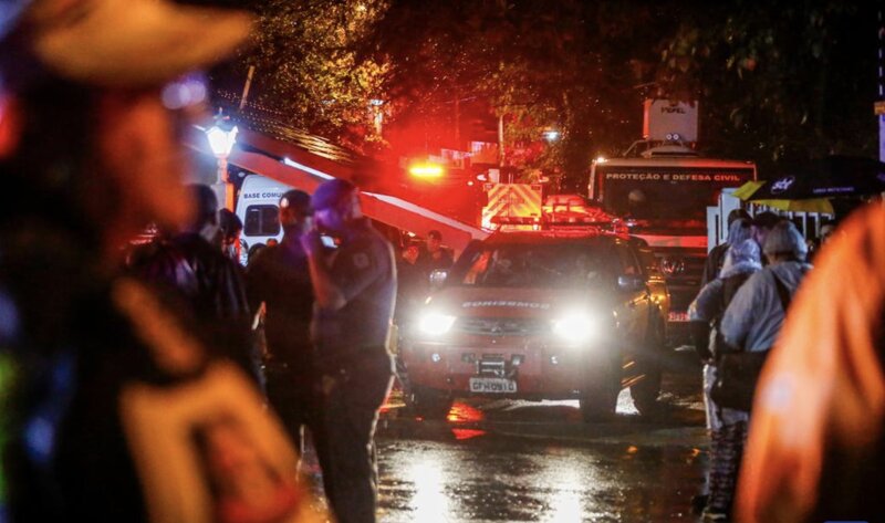 Cảnh sát và lực lượng cứu hộ tại khu vực máy bay của hãng hàng không Voepass gặp tai nạn. Ảnh: Xinhua