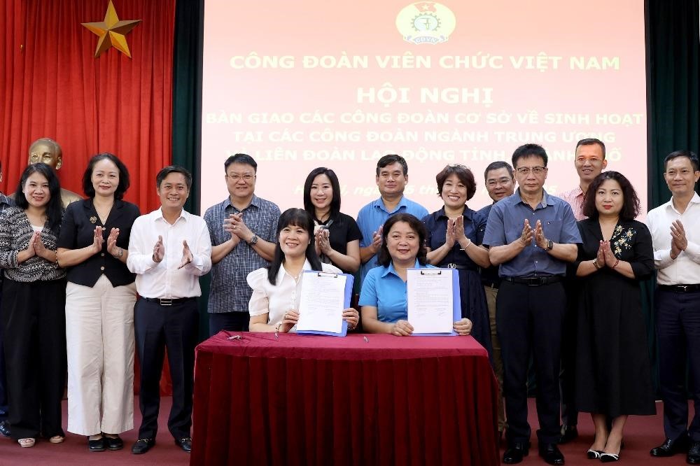 The Vietnam Civil Servants' Trade Union and the Hanoi City Labor Federation organized the handover and reception of grassroots trade unions. Photo: Hai Yen