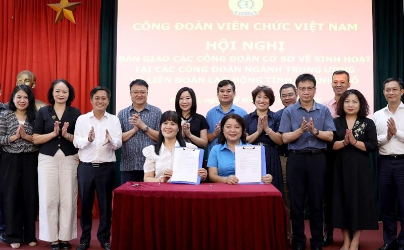The Vietnam Civil Servants' Trade Union and the Hanoi City Labor Federation organized the handover and reception of grassroots trade unions. Photo: Hai Yen