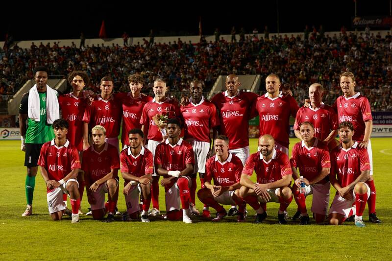 Cac huyen thoai Manchester United gom Michael Owen, Paul Scholes, Ryan Giggs, Dwight Yorke, Wes Brown, Teddy Sheringham, Dion Dublin cung cac cau thu tre. Anh: Hai Nguyen