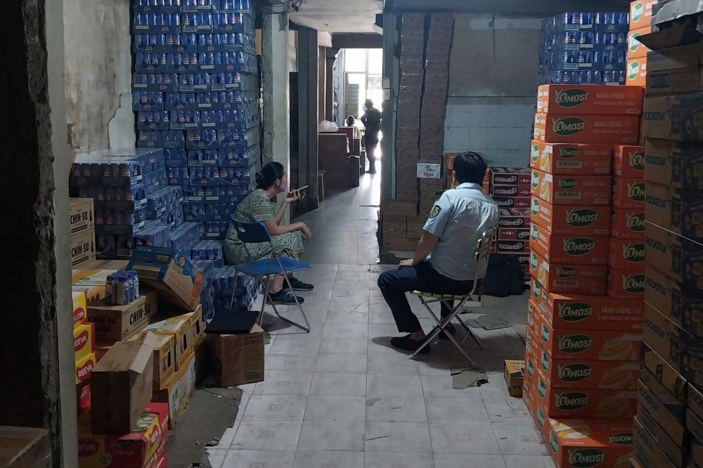 Da Nang sancionando hogares comerciales que violan y confisionan bienes de contrabando por valor de 33 millones. Foto: Departamento de gestion del mercado de Da Nang