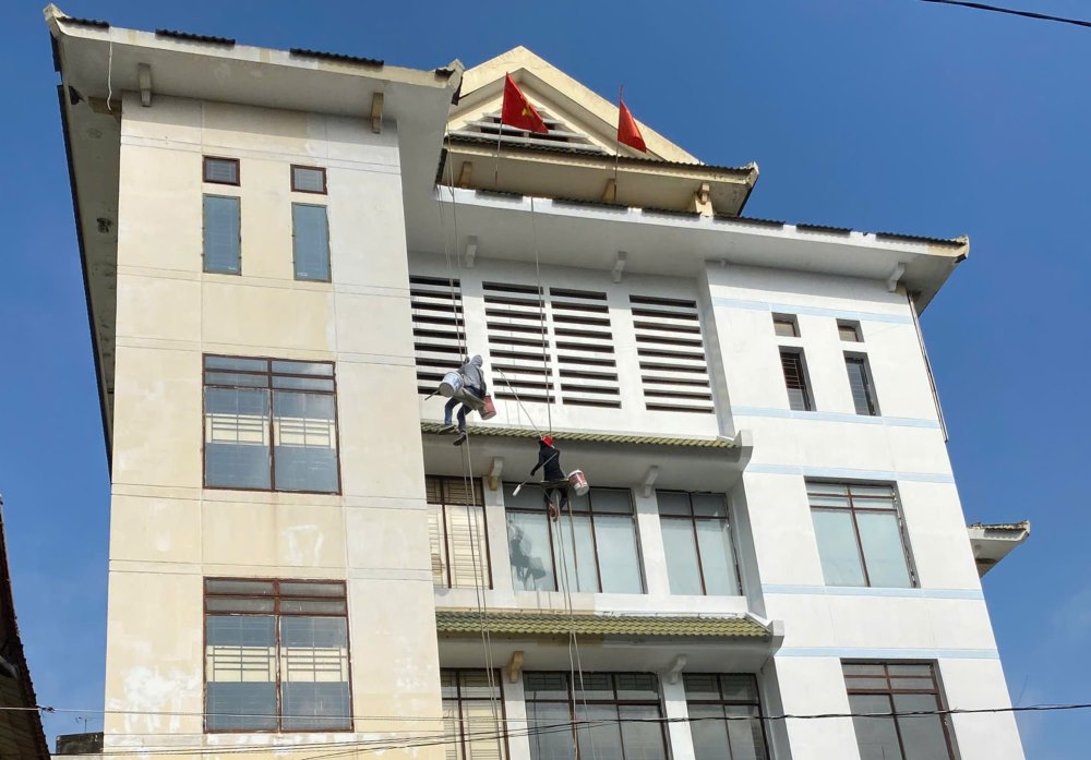 Ghi nhan cua phong vien, phuong Cho Lon co trung tam hanh chinh cong moi duoc dat tai so 527 Hong Bang, von la tru so UBND Phuong 14 cu. Hien cong nhan dang thi cong sua chua. Anh: Anh Tu
