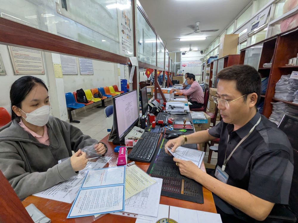 Cac can bo vua chuan bi cho nhiem vu moi, vua thuc hien cong viec hien tai o don vi. Anh: Anh Tu