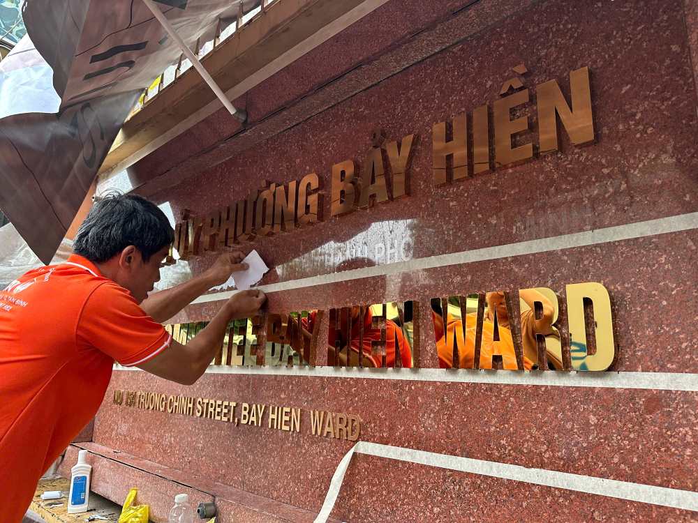 Tru so phuong Bay Hien hien dang lap dat bang ten moi. Anh: Anh Tu