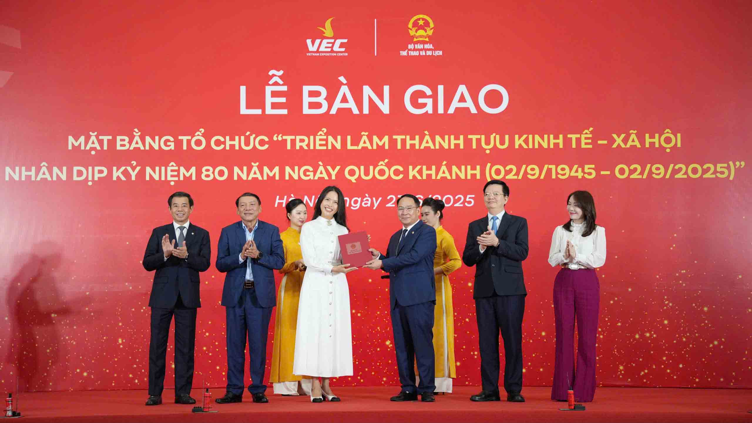 Delegates performed the handover ceremony of the Vietnam Exhibition Center site. Photo: Huu Chanh
