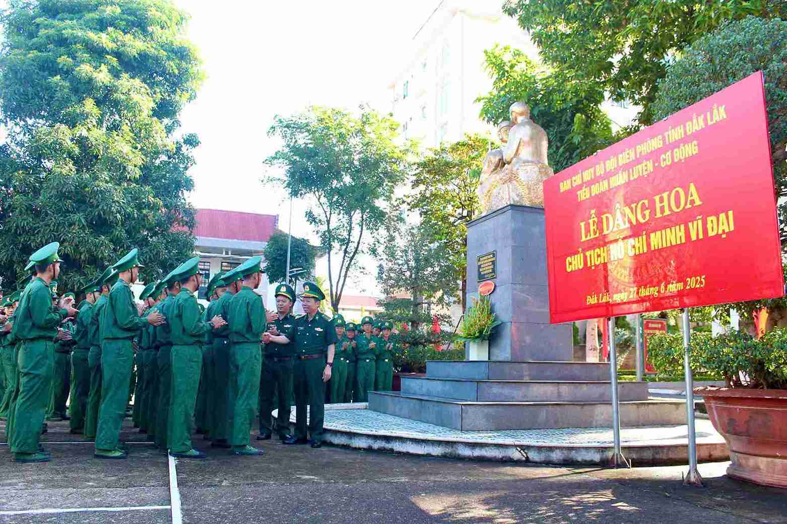 Soldiers offer flowers in front of the Monument "Uncle Ho with Border Guard soldiers" in Dak Lak. Photo: Nguyen Lan