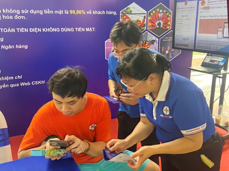 EVNHCMC khuyen cao khach hang su dung dien khu vuc Binh Duong va Ba Ria - Vung Tau (cu) cai dat ung dung EVNHCMC tren thiet bi di dong va lien ket ma khach hang hien tai de su dung. Anh: EVNHCMC cung cap.