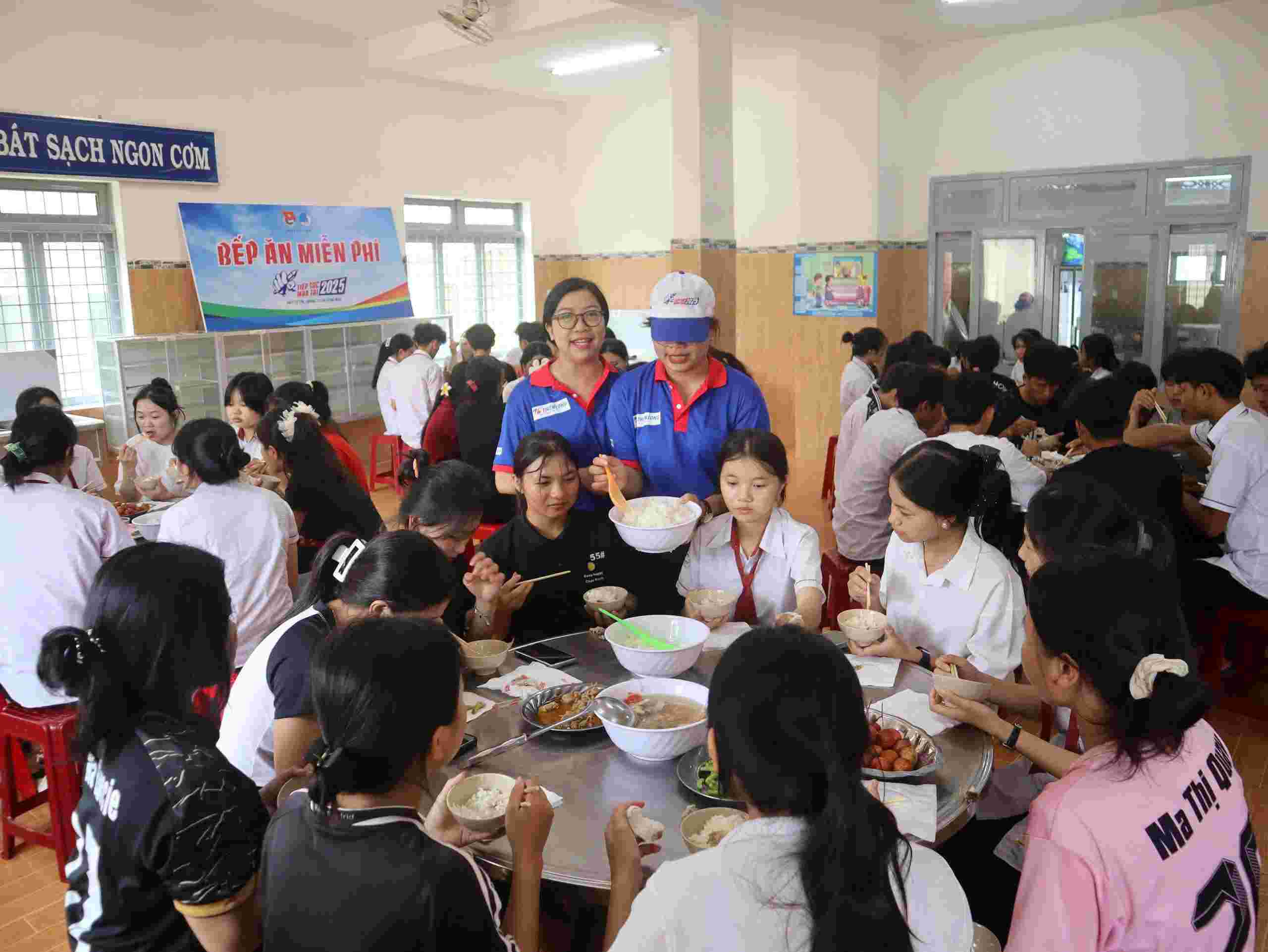 La comida calida y calida en la mitad de la temporada de examen en el distrito de Lak, provincia de Dak Lak. Foto: Bao Lam