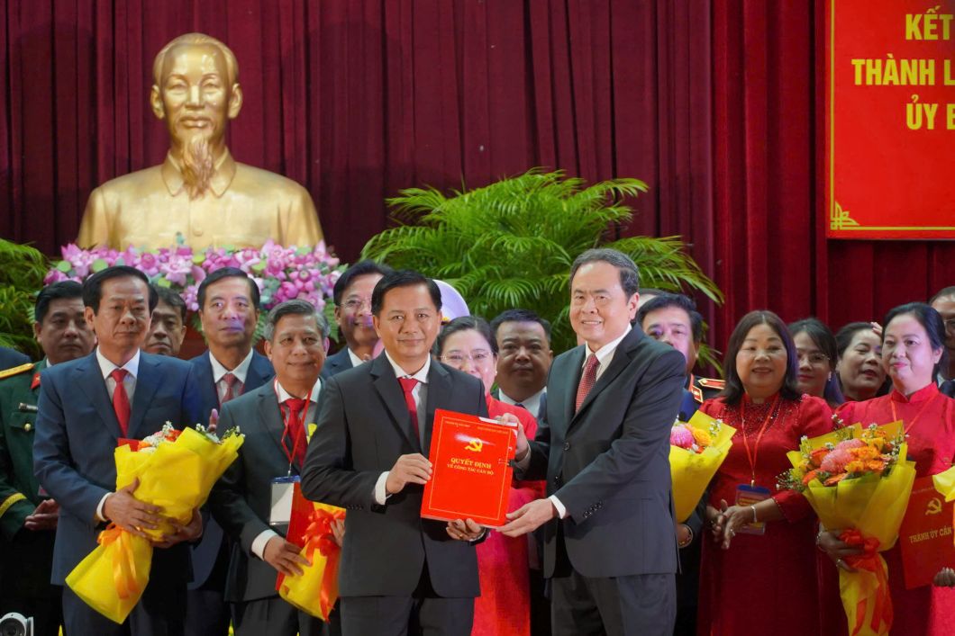 Chu tich Quoc hoi Tran Thanh Man trao quyet dinh ve chi dinh Chu tich UBND TP Can Tho cho ong Tran Van Lau. Anh: Ta Quang