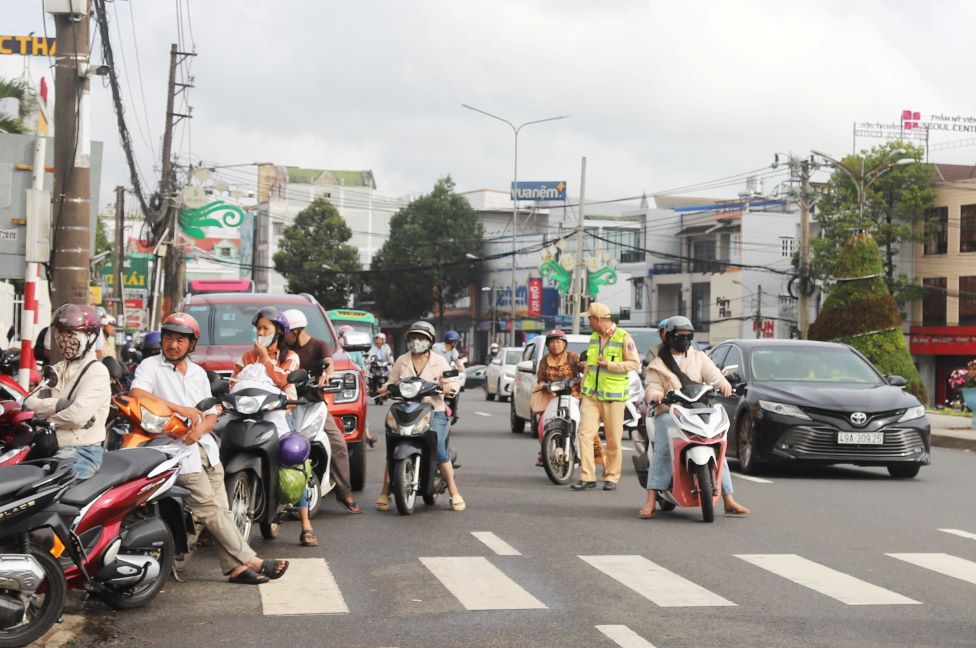La policia de transito se fuerza de servicio para garantizar la seguridad del trafico en el examen. Foto: Lam Hong