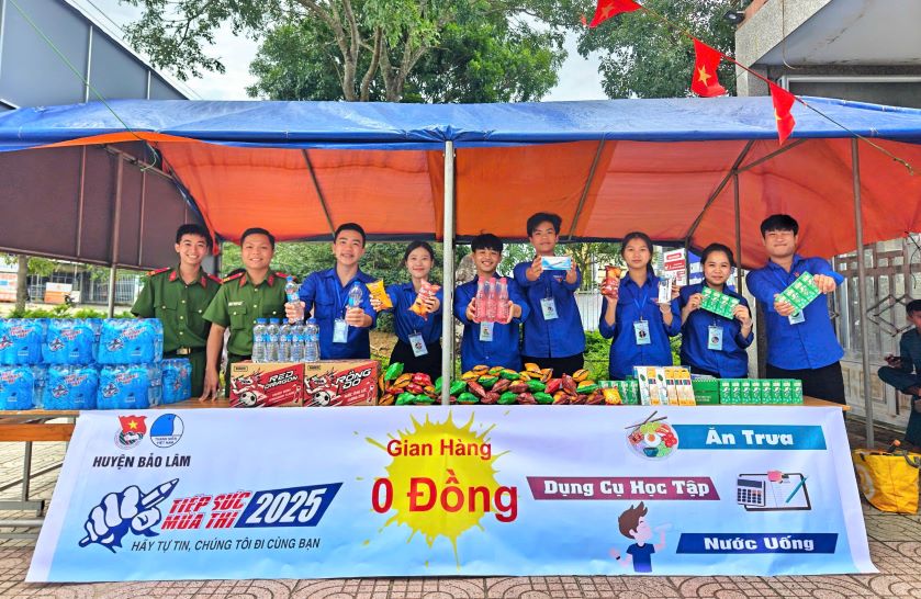 Ky thi tot nghiep THPT quoc gia dien ra thanh cong co su dong gop cua luc luong cong an va cac doi hinh tiep suc mua thi. Anh: Lam Hong