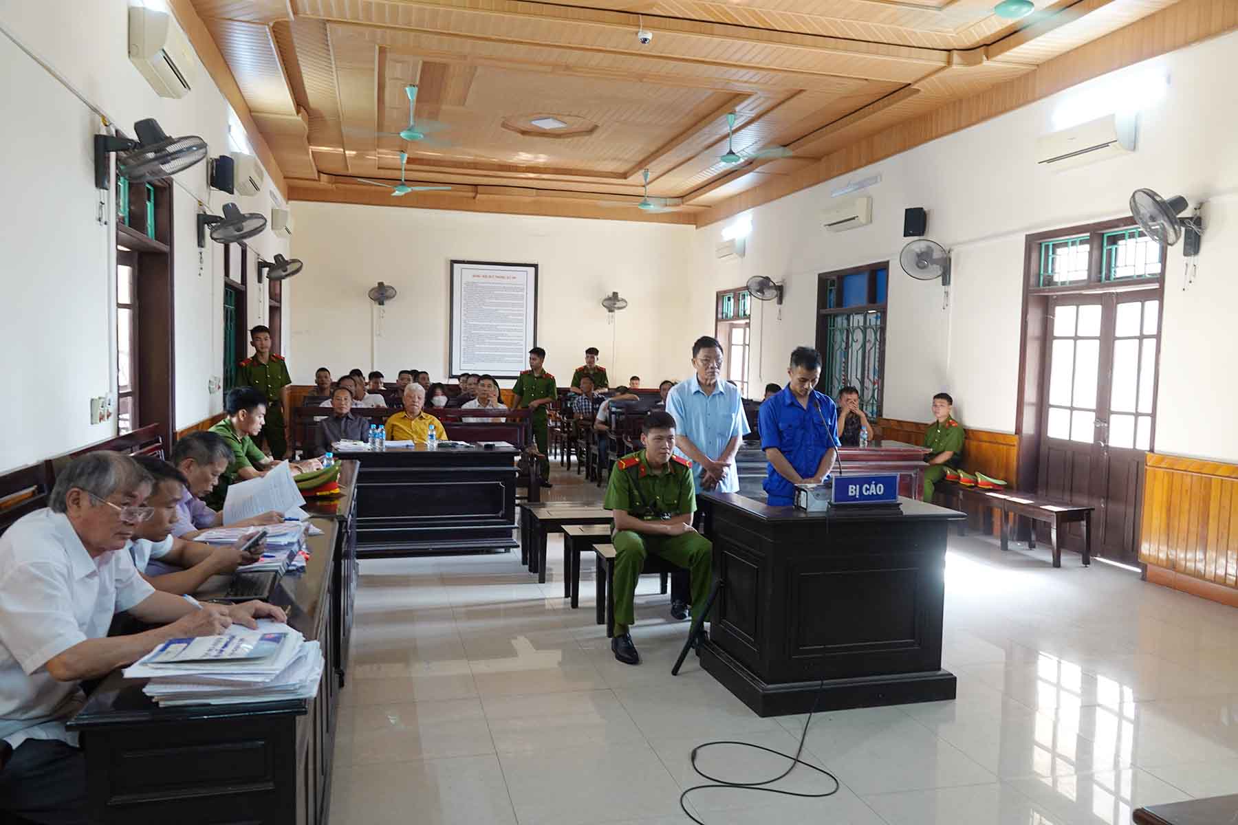 Phiên tòa xét xử vụ buôn lậu gỗ ở Hà Tĩnh. Ảnh: Trần Tuấn.