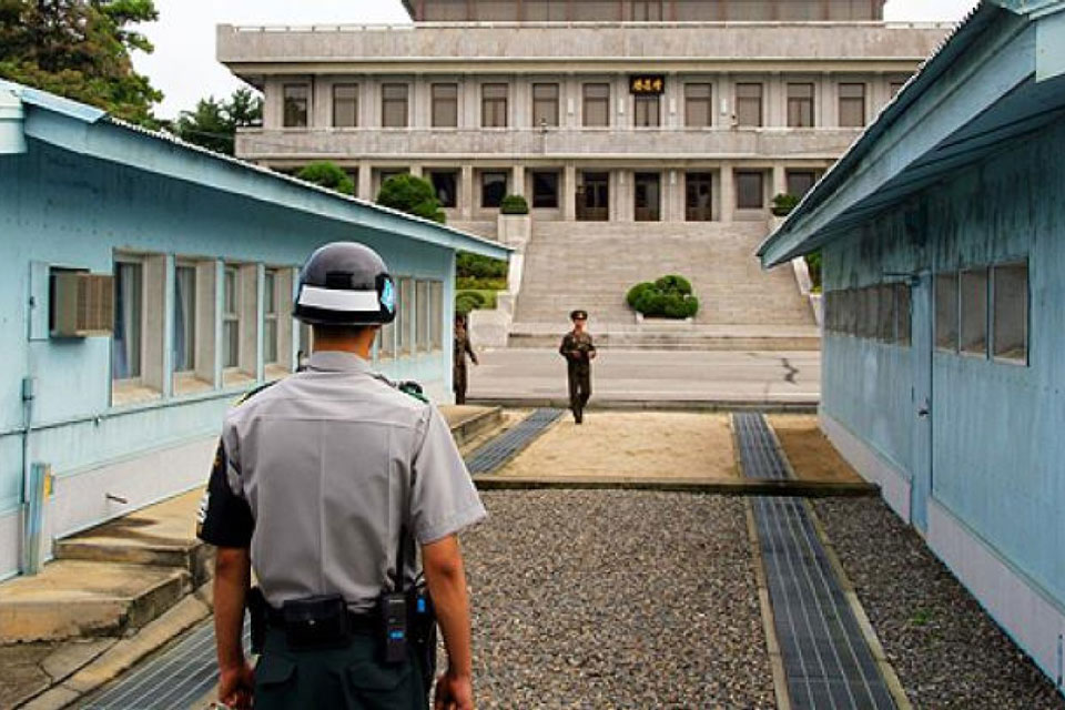 Soldados coreanos (camisas grises) y soldados coreanos (camisas azules) en la aldea comunista de Panmunjom. Foto: Xinhua