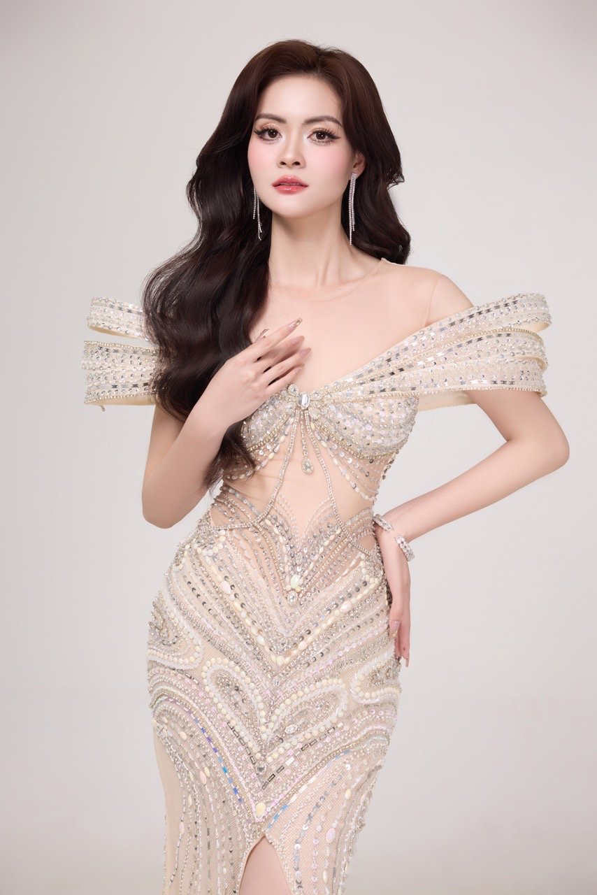 Trong so Top 30 thi sinh Hoa hau Trai Dat Viet Nam - Miss Earth Vietnam 2025, song song voi nhung cai ten quen thuoc voi fan sac dep, thi su xuat hien cua guong mat moi Hoang Thi Thao Trang (SBD 133) mang den nhieu lan gio moi cho cuoc thi.  