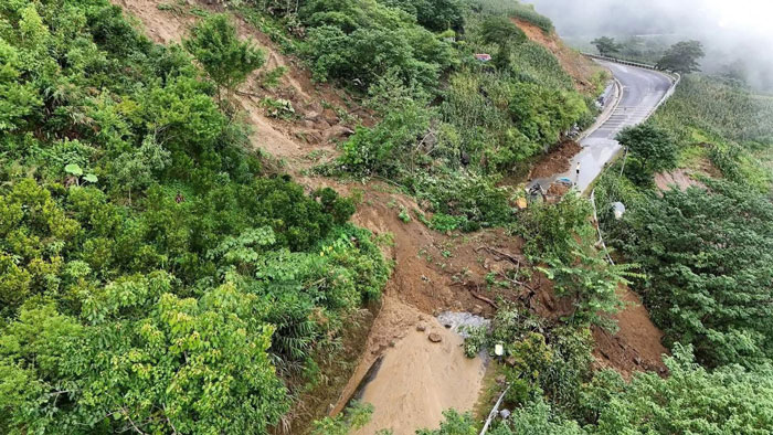 National Highway 4 in Lao Cai was eroded due to heavy rain. Photo: Dinh Dai