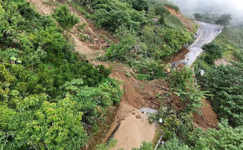 National Highway 4 in Lao Cai was eroded due to heavy rain. Photo: Dinh Dai