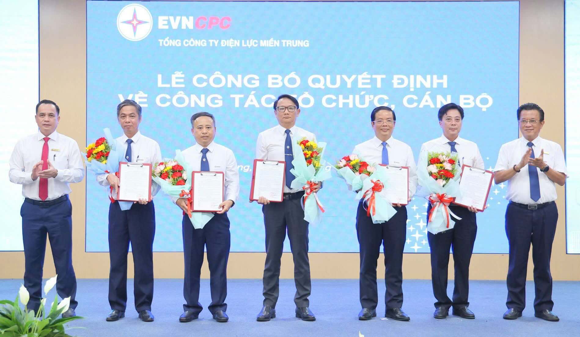 Mr. Hoang Hieu Trung (2nd from the right) holds the position of new Director of Quang Tri Power Company. Photo: Hai Nguyen