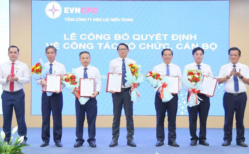 Mr. Hoang Hieu Trung (2nd from the right) holds the position of new Director of Quang Tri Power Company. Photo: Hai Nguyen
