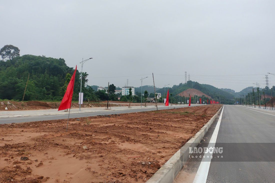 Cong nhan dang hoan thien cac hang muc cuoi cung, ve sinh moi truong va cam co hoa truoc ngay thong xe ky thuat. Anh: Van Duc