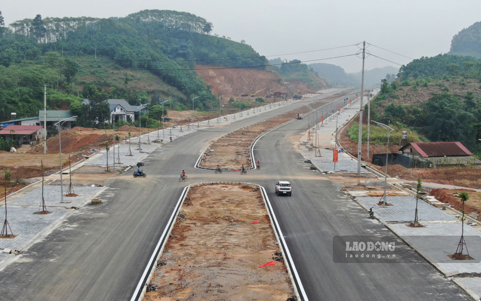 The shape of the nearly 300 billion VND road in Yen Bai is expected by many people. Photo: Van Duc