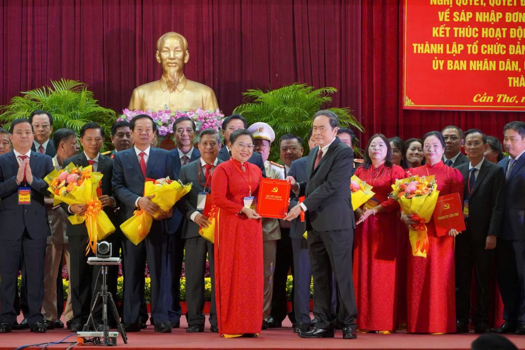 Chu tich Quoc hoi Tran Thanh Man trao quyet dinh cho ba Ho Thi Cam Dao. Anh: Ta Quang