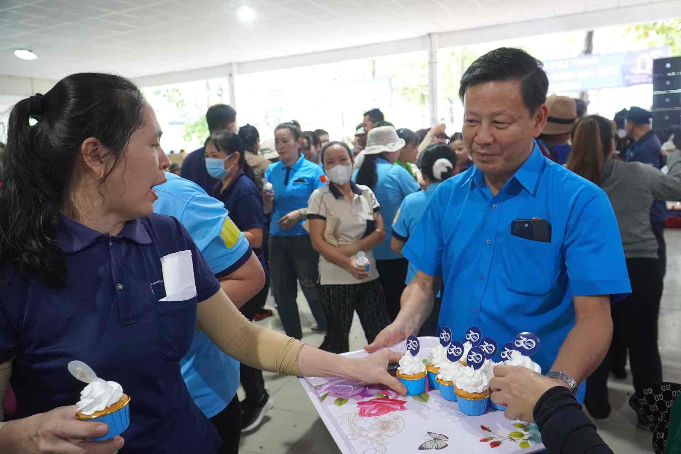 Pho Chu tich LDLD tinh Dong Nai Huynh Phuoc Sang tang qua cho nguoi lao dong. Anh: HAC