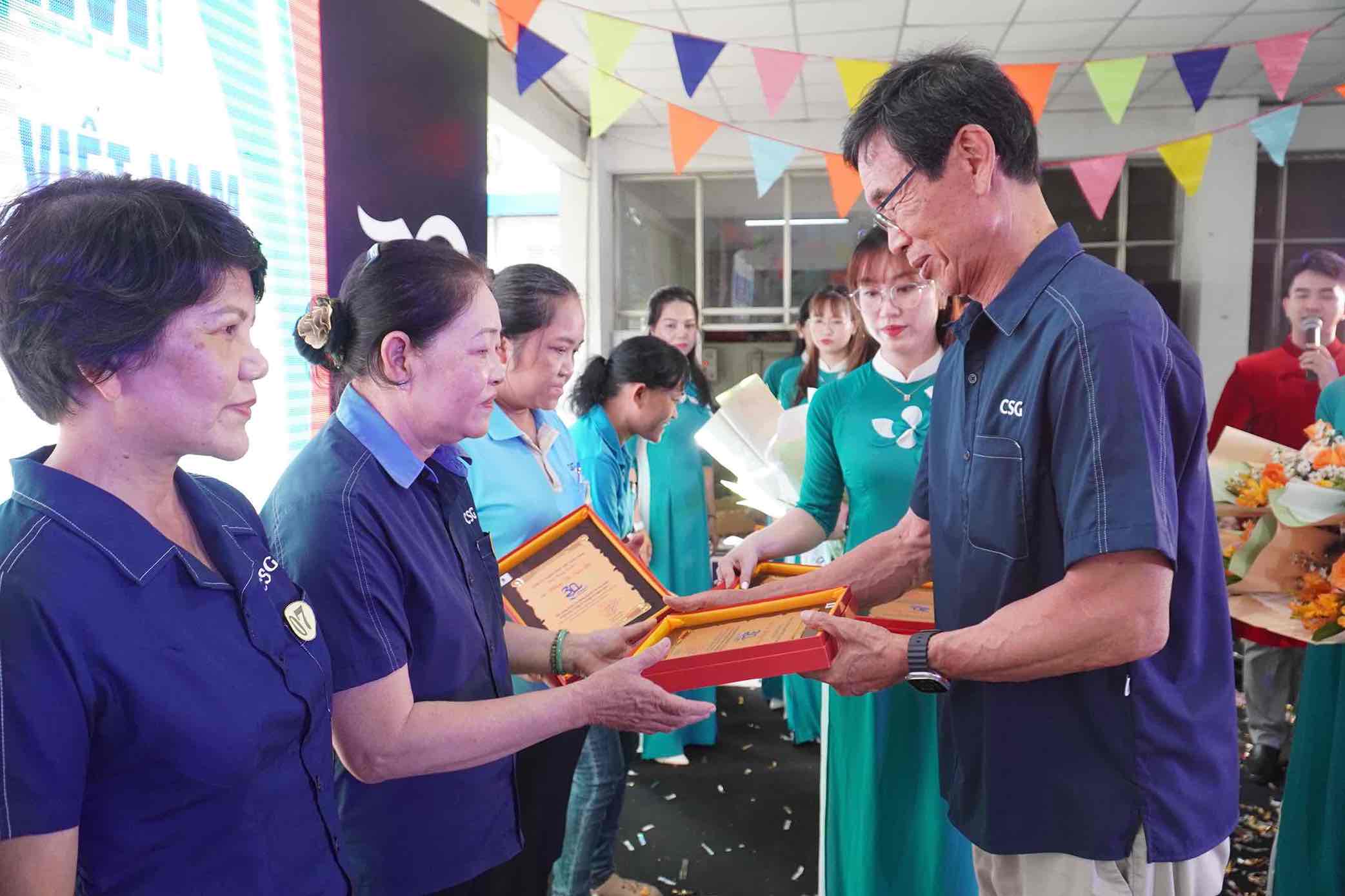 To thank nearly 1,000 workers of Chang Shin Vietnam Co., Ltd. for 30 years of service. Photo: HAC