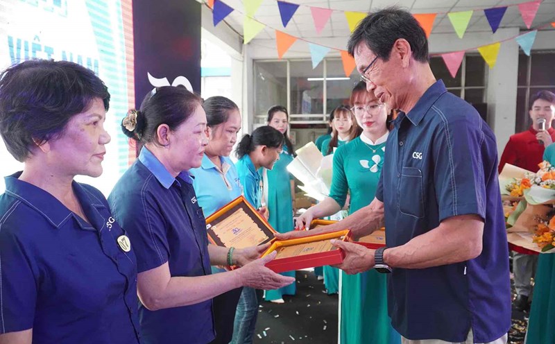 To thank nearly 1,000 workers of Chang Shin Vietnam Co., Ltd. for 30 years of service. Photo: HAC