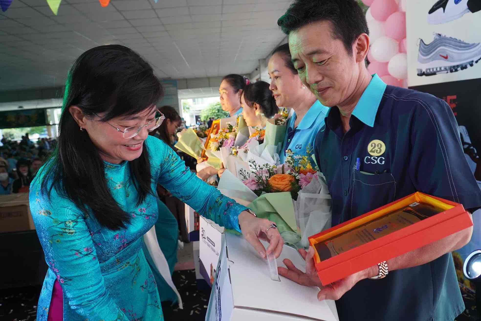 Pho Chu tich Thuong truc LDLD tinh Dong Nai Bui Thi Bich Thuy trao tri an nguoi lao dong. Anh: HAC