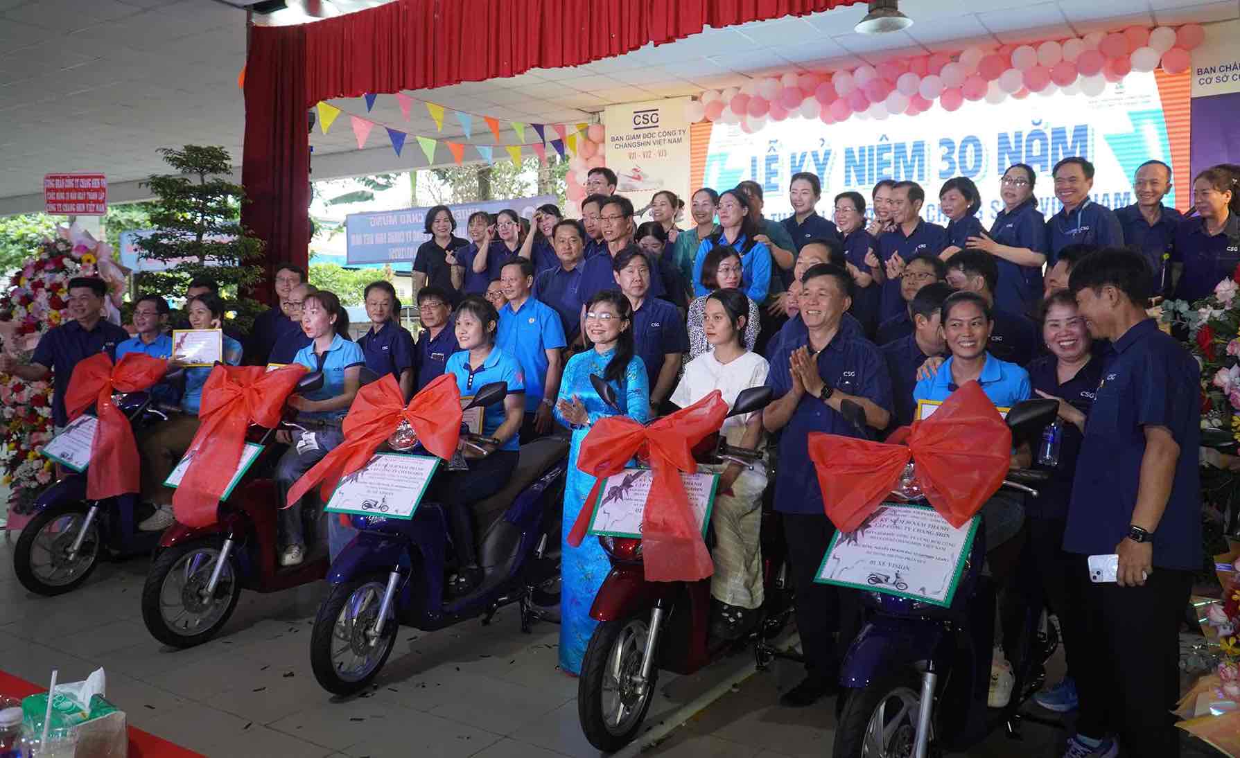 Cong nhan duoc nhan phan thuong la xe gan may. Anh: HAC