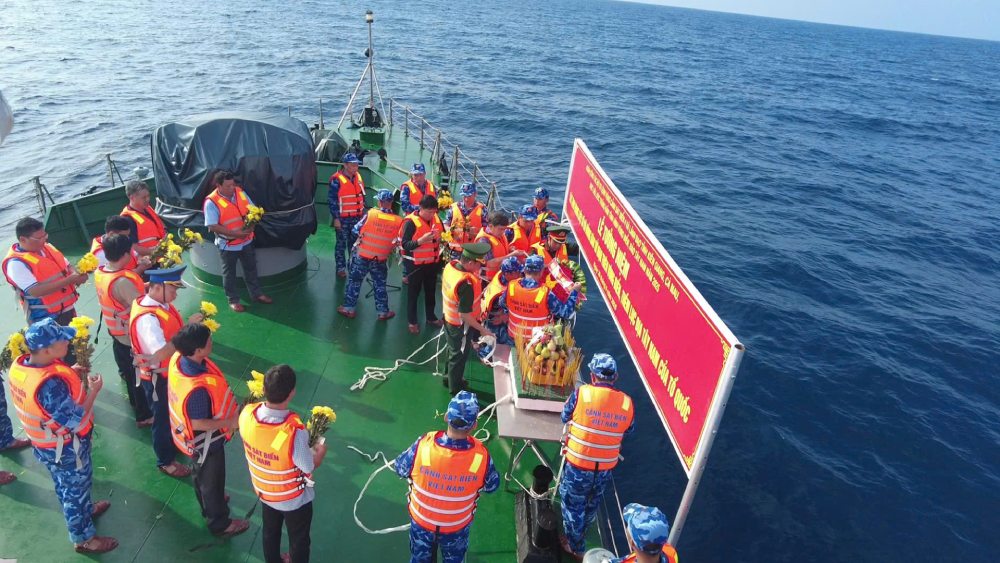 Le tuong niem cac anh hung liet si va dong bao tu nan tren vung bien, them luc dia Tay Nam cua To quoc. Anh: BTL Vung CSB4